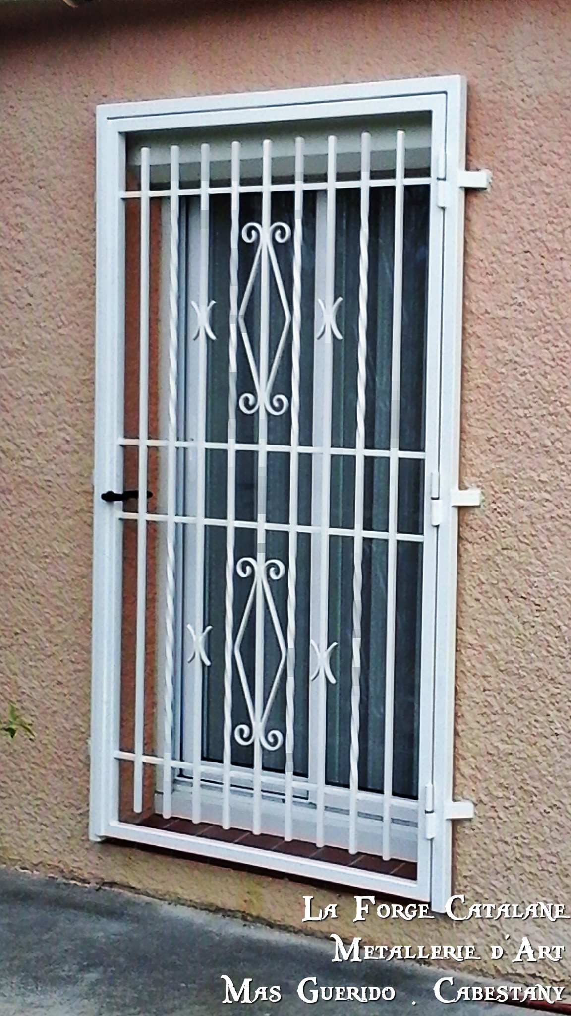 grille protection articulee barreaudage volutes forge catalane.jpg